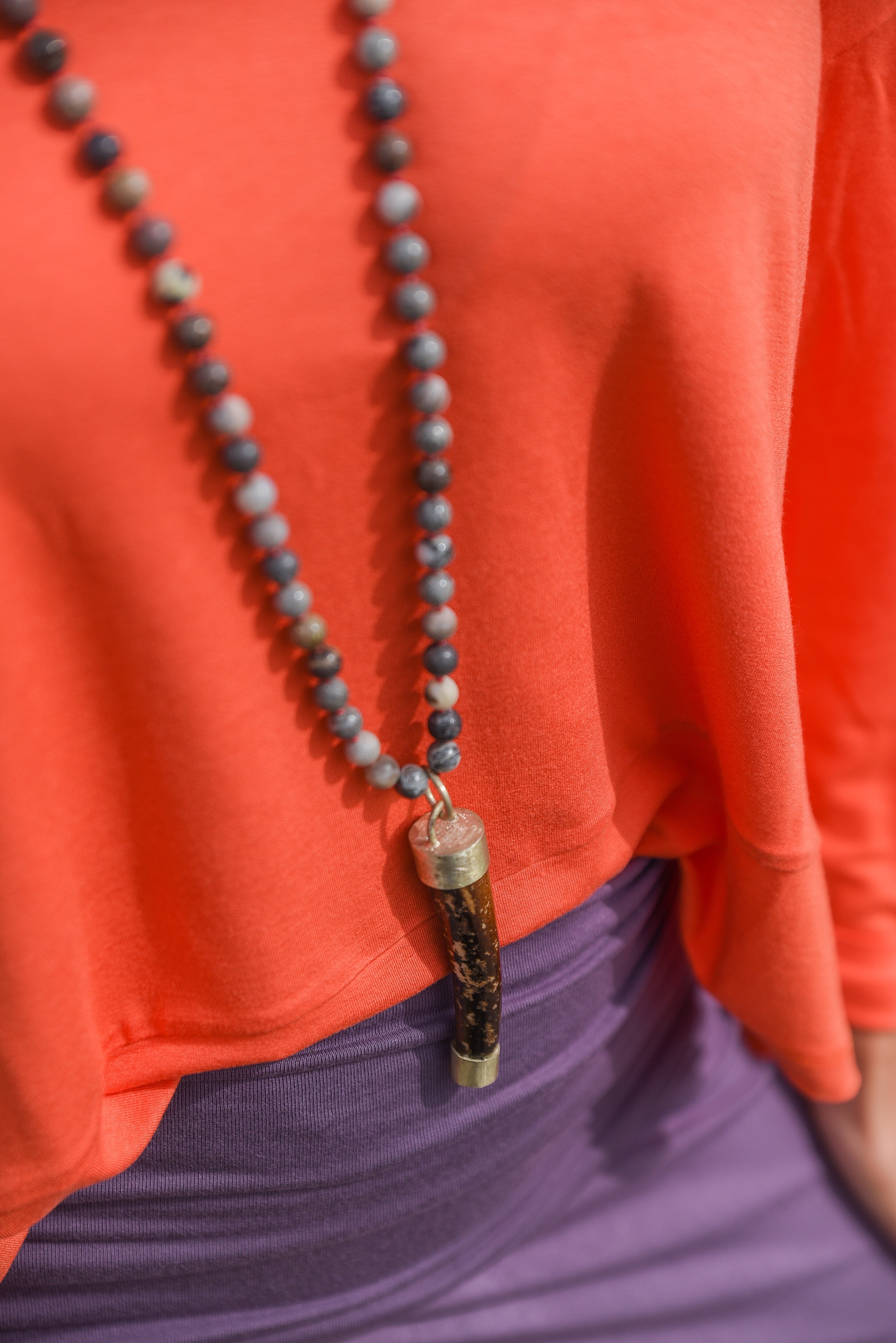 COLLAR PIEDRA AGATA CACHO MADERA ALPACA GRIS