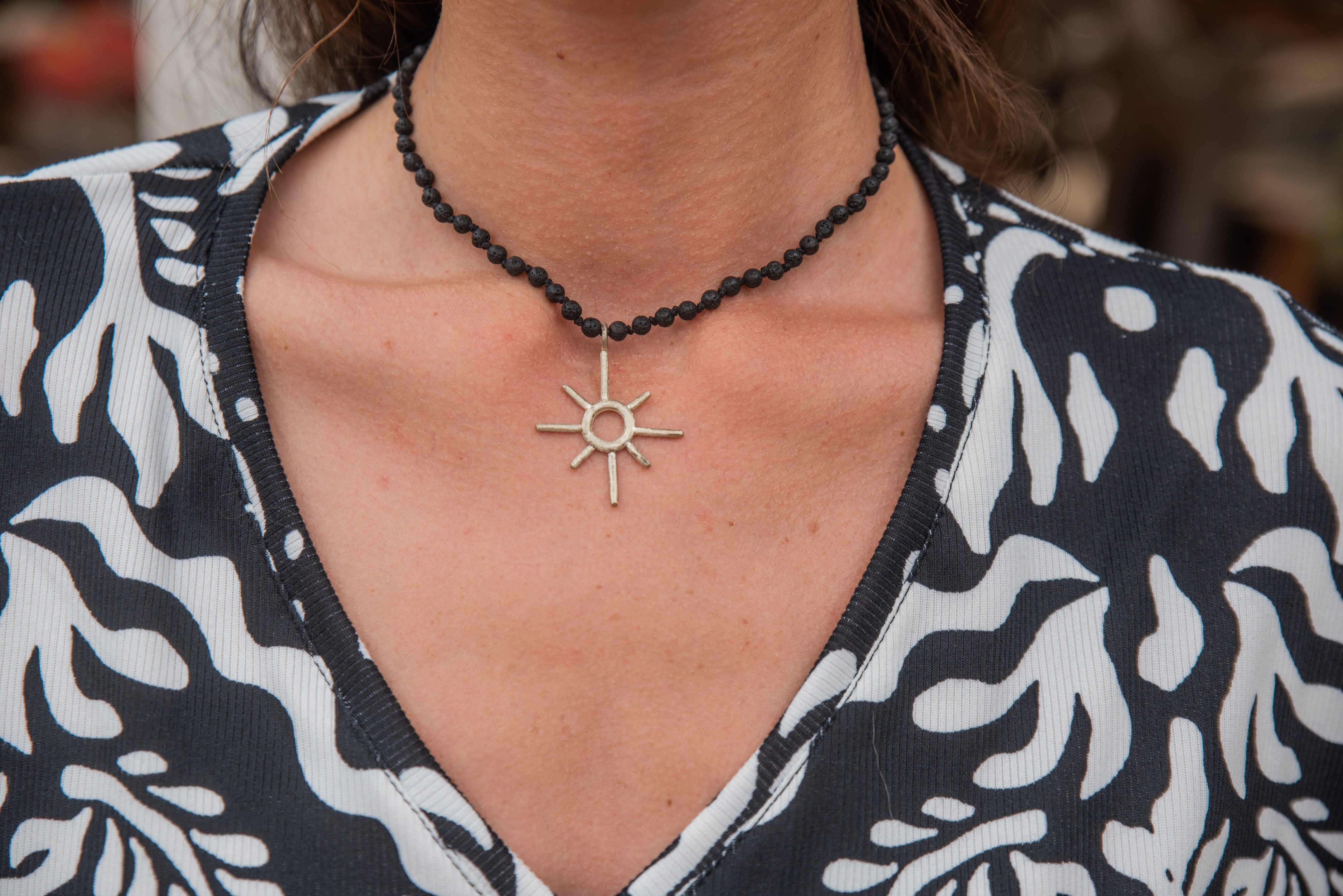 COLLAR SOL PIEDRA VOLCÁNICA