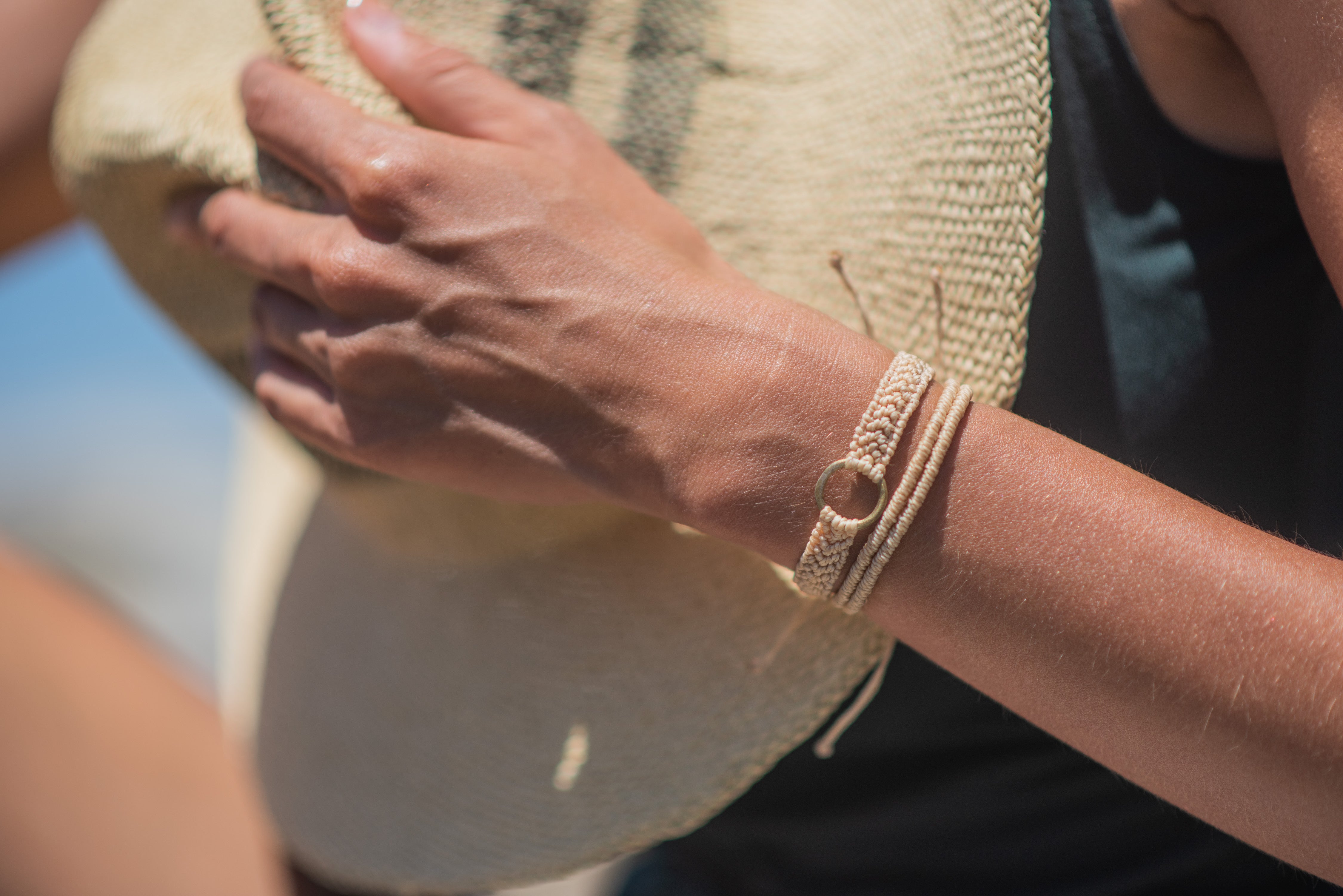 PULSERA MACRAME CIRCULO BRONCE ARENA