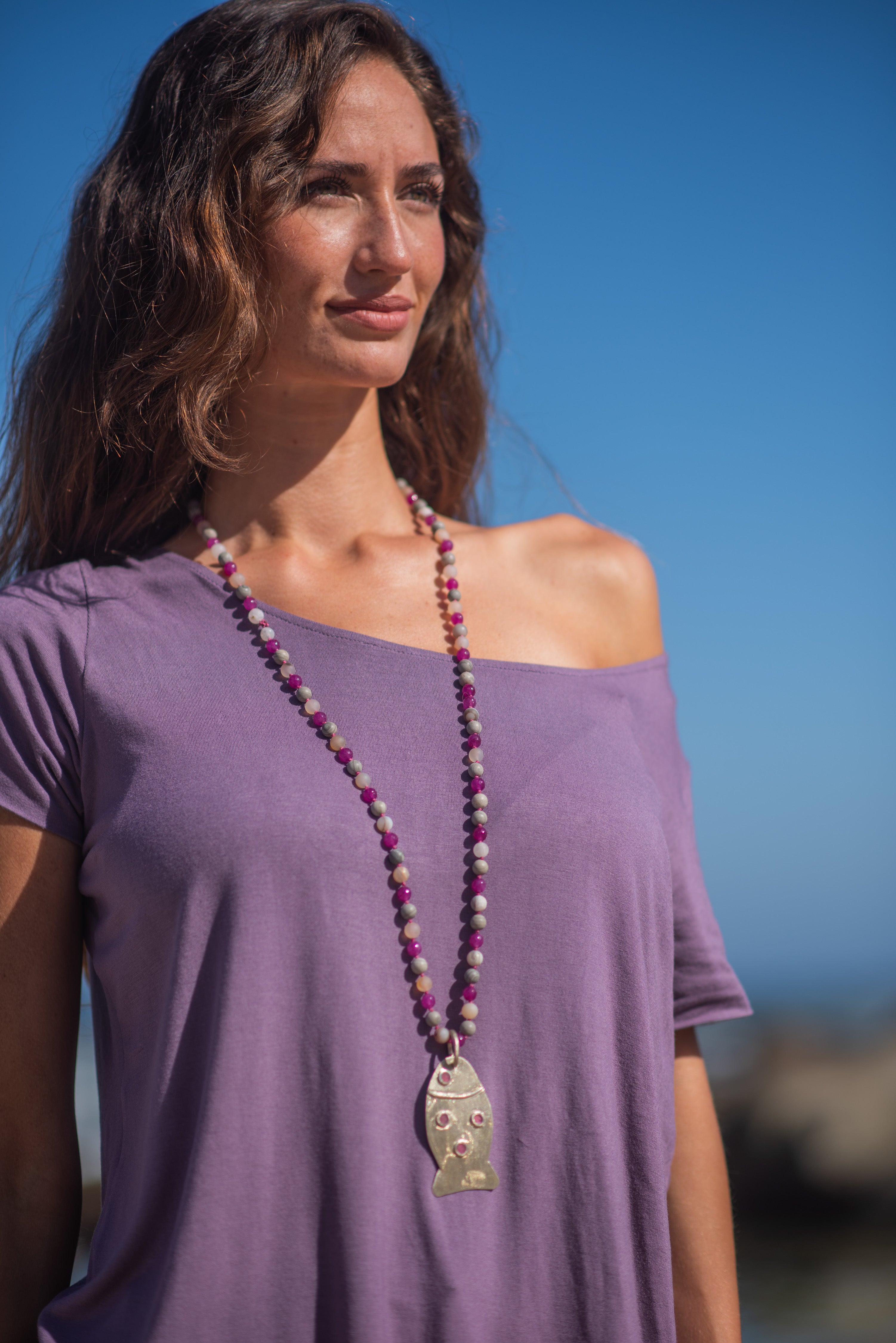 COLLAR PIEDRAS AGATA PEZ ALPACA RESINA MAGENTA