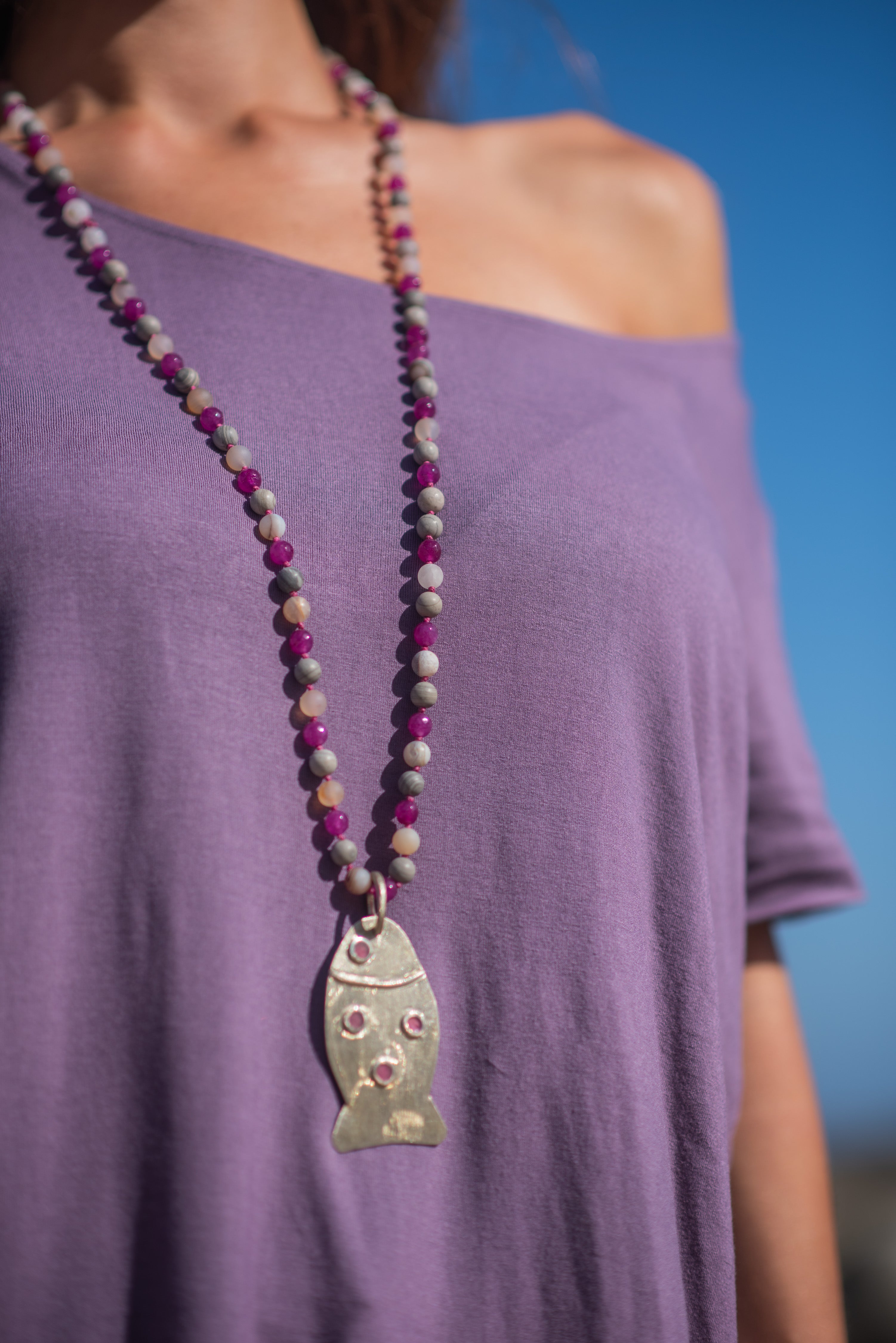 COLLAR PIEDRAS AGATA PEZ ALPACA RESINA MAGENTA