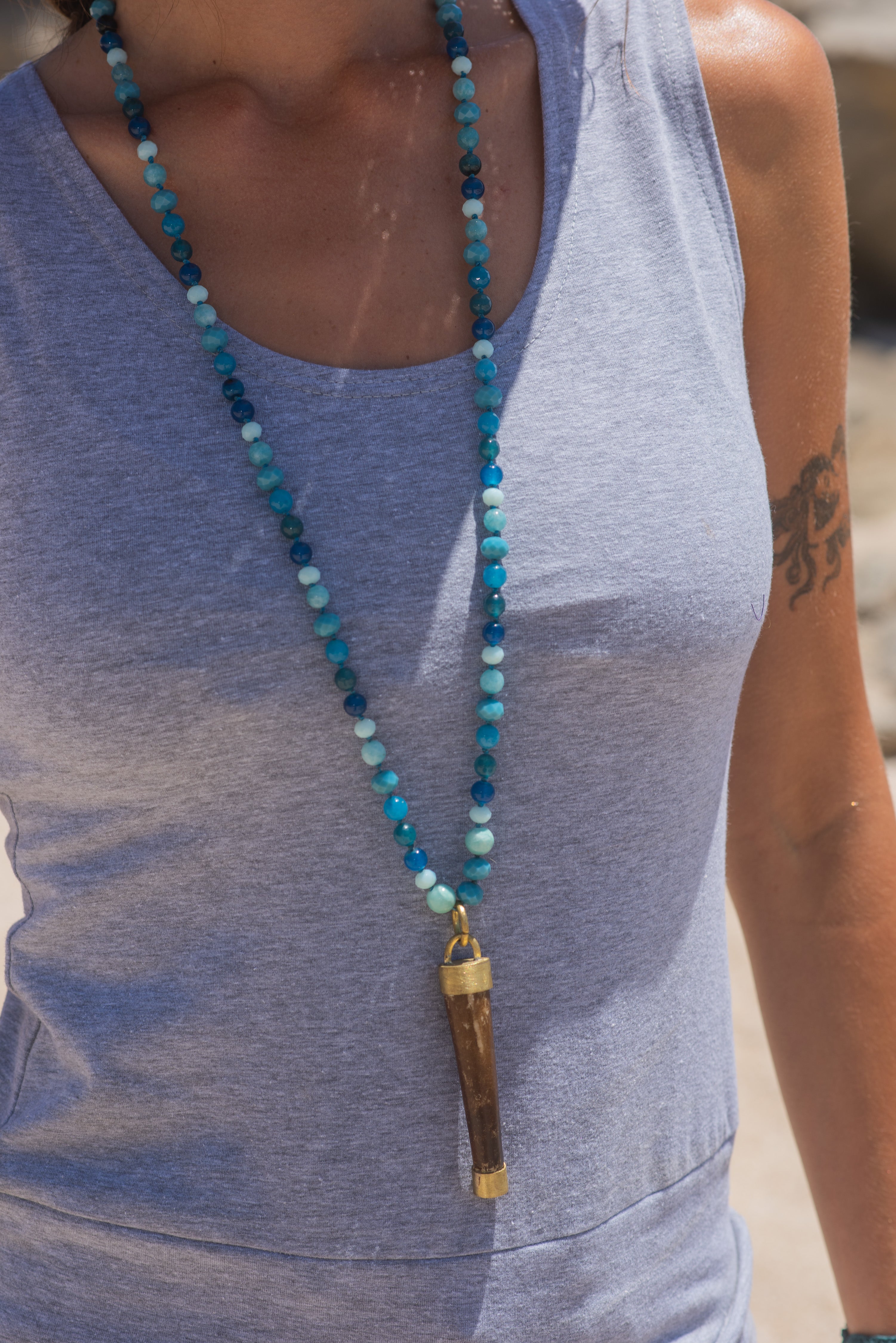 COLLAR PIEDRA AGATA CACHO MADERA AZUL