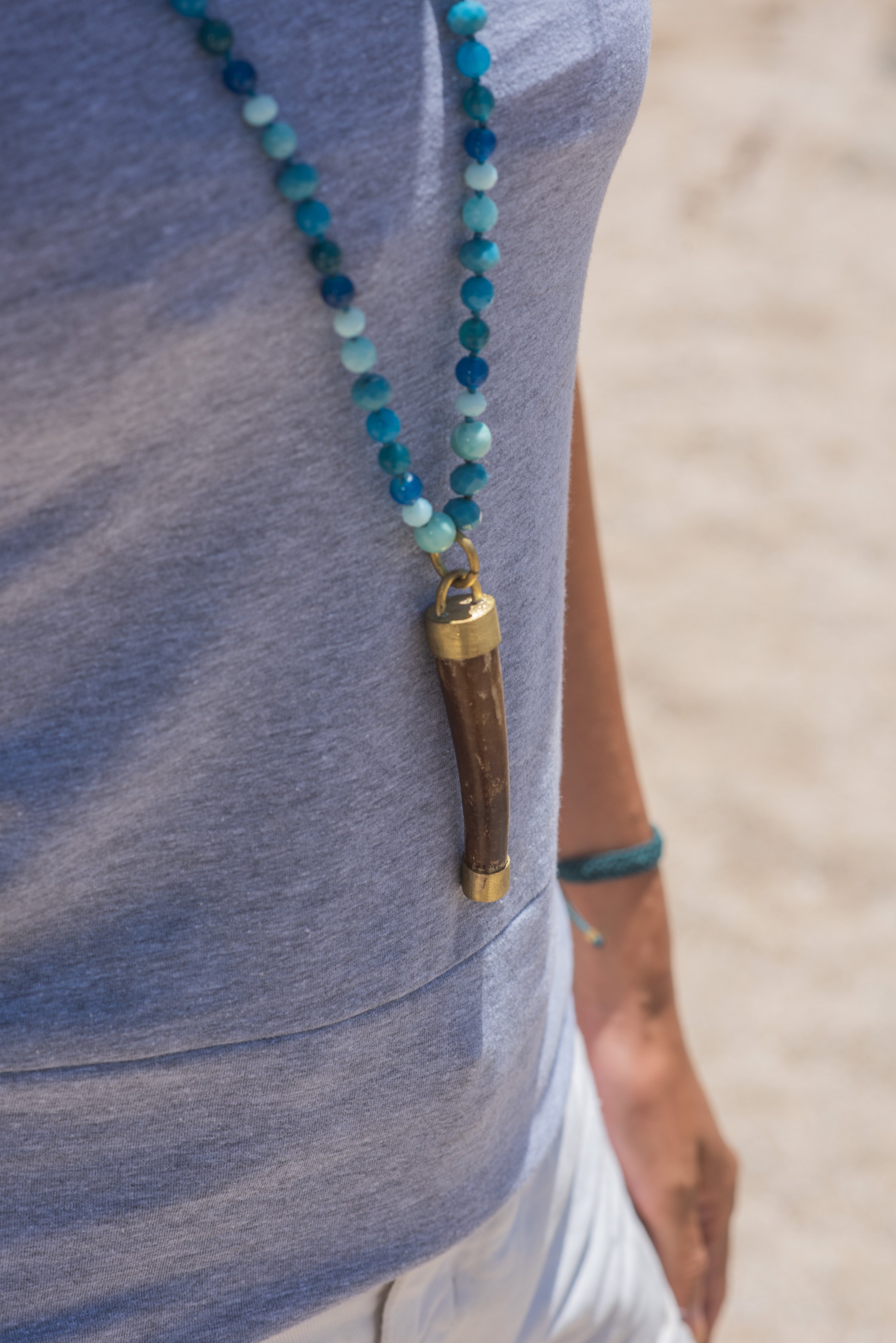 COLLAR PIEDRA AGATA CACHO MADERA AZUL