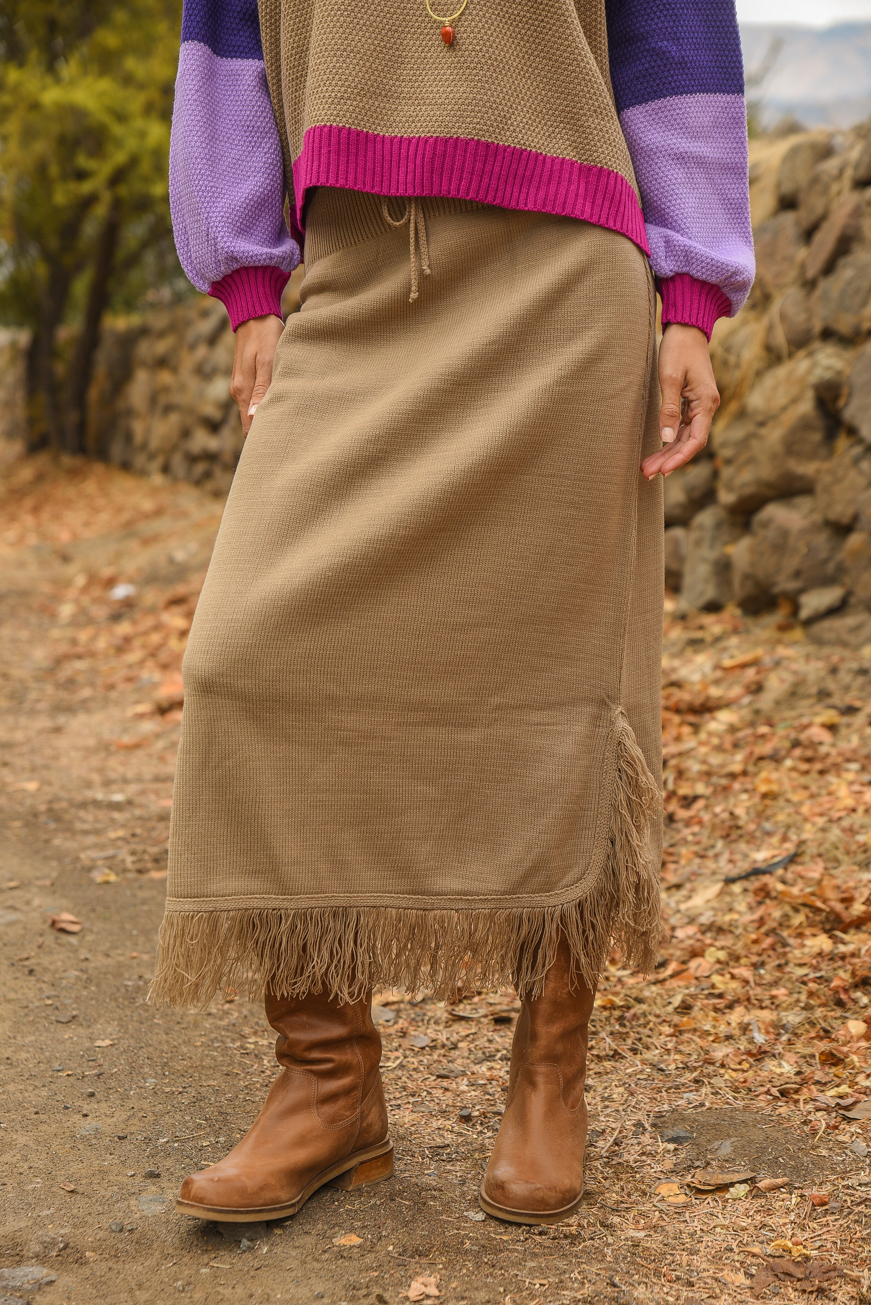 POLLERA TEJIDA PRETINA FLECOS