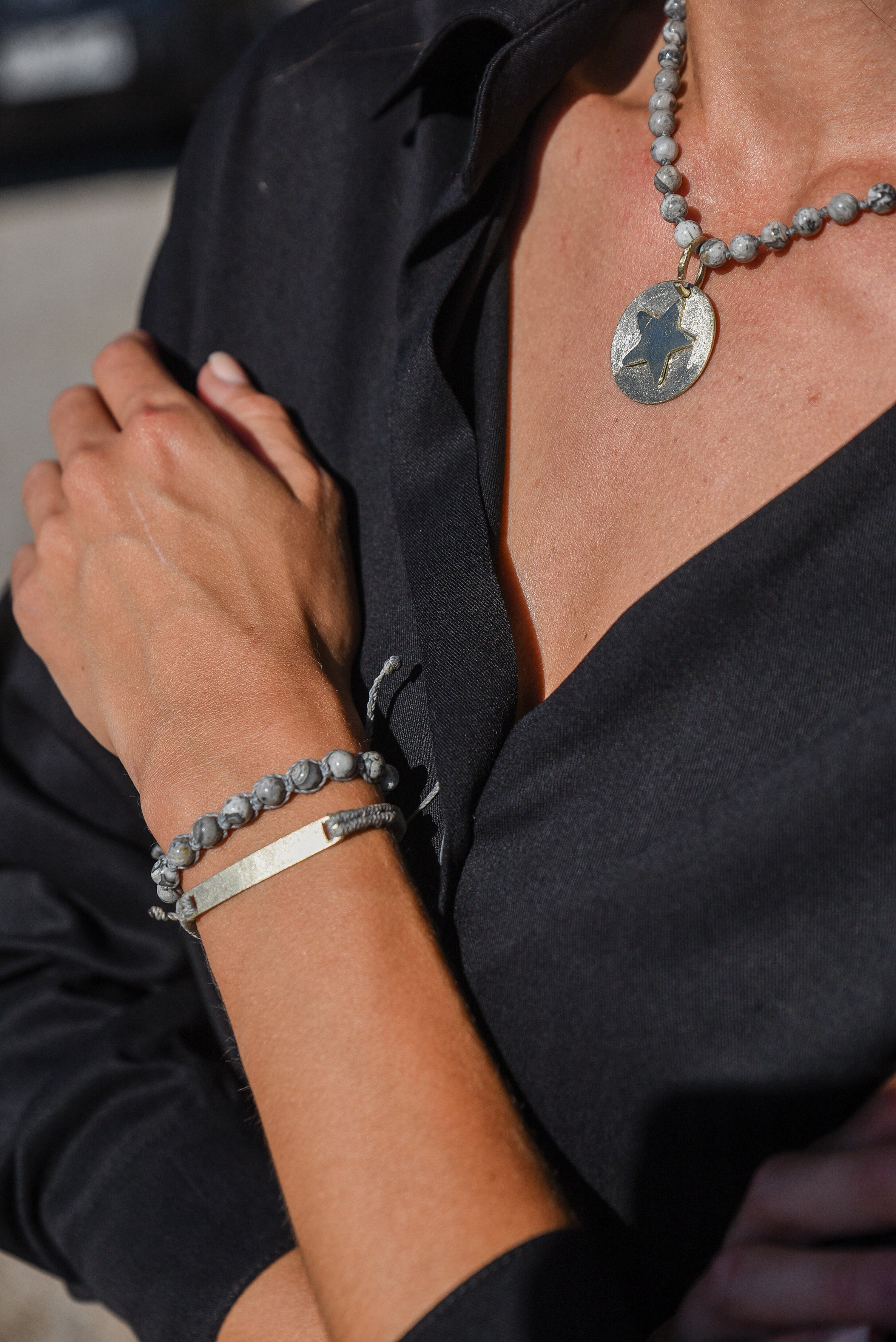 PULSERA MACRAME PLACA ALPACA GRIS