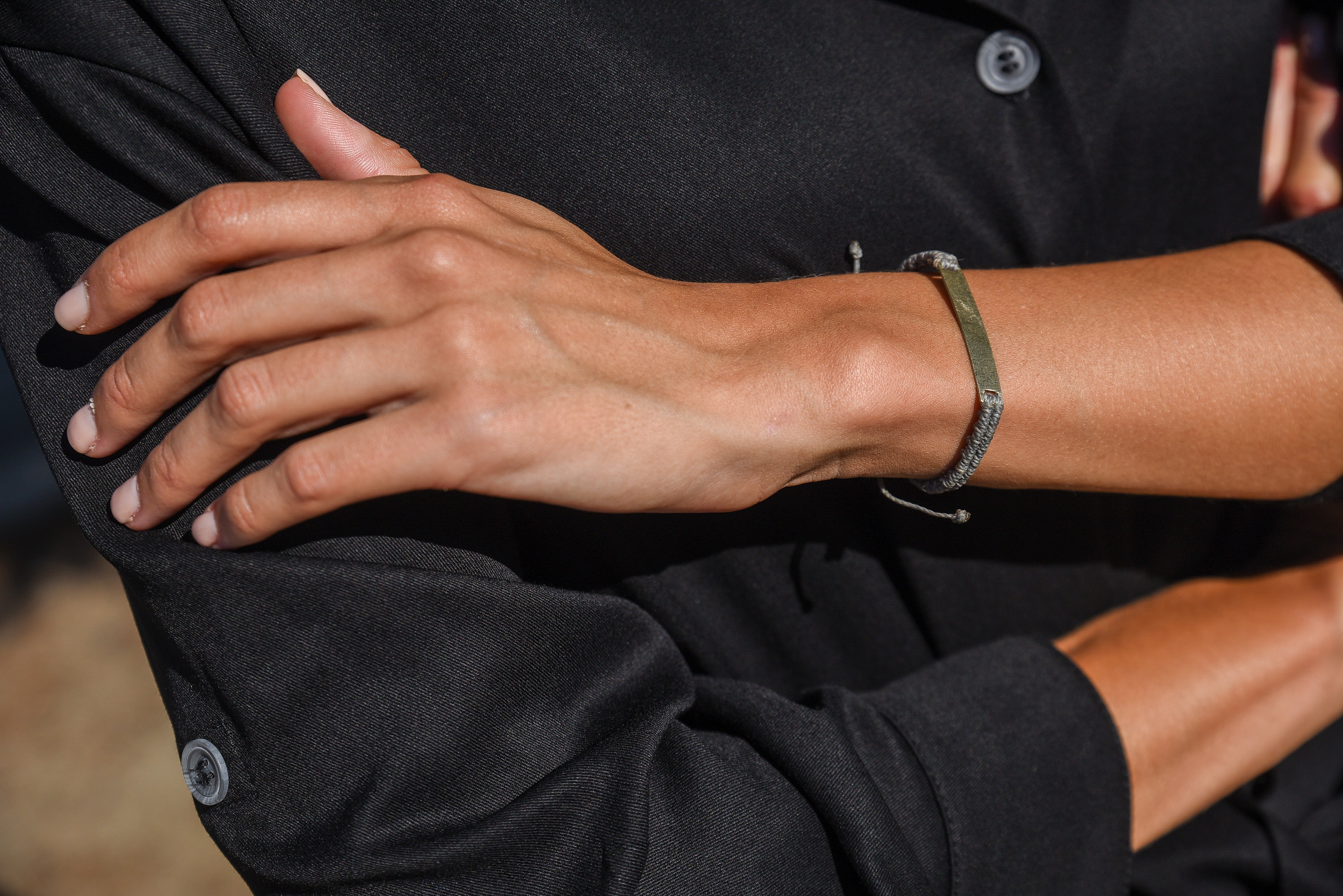 PULSERA MACRAME PLACA ALPACA GRIS