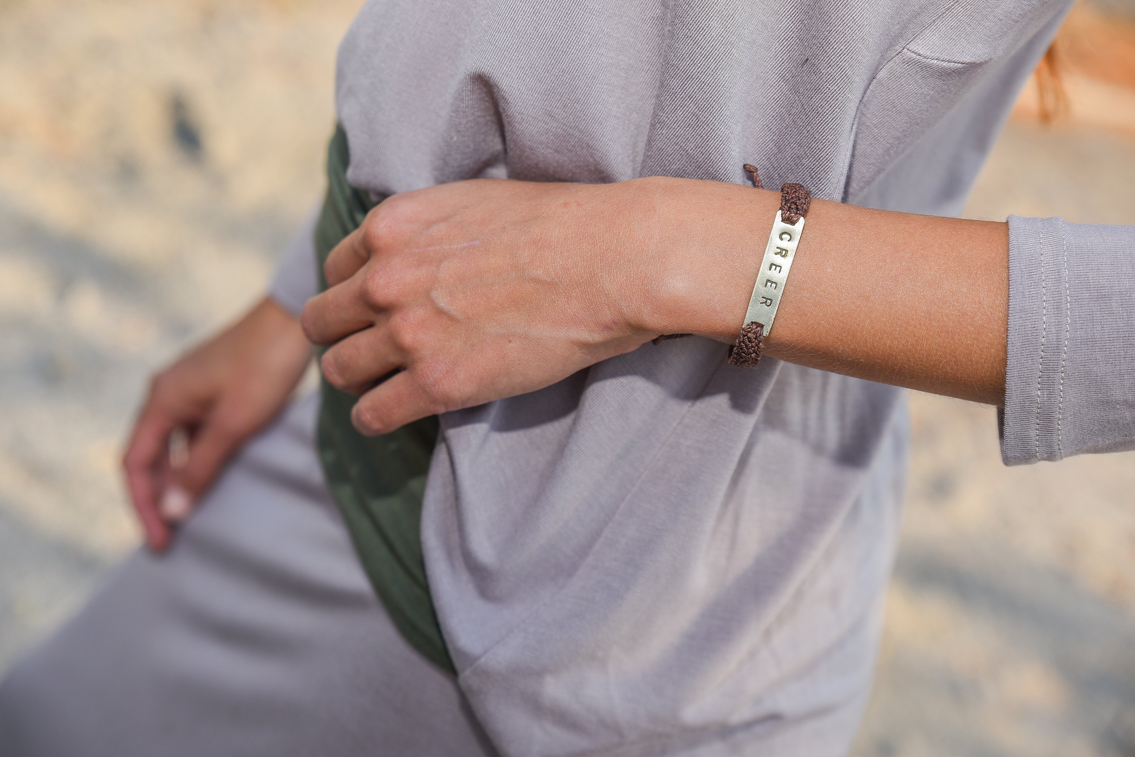 PULSERA MACRAME PLACA ALPACA CAFE