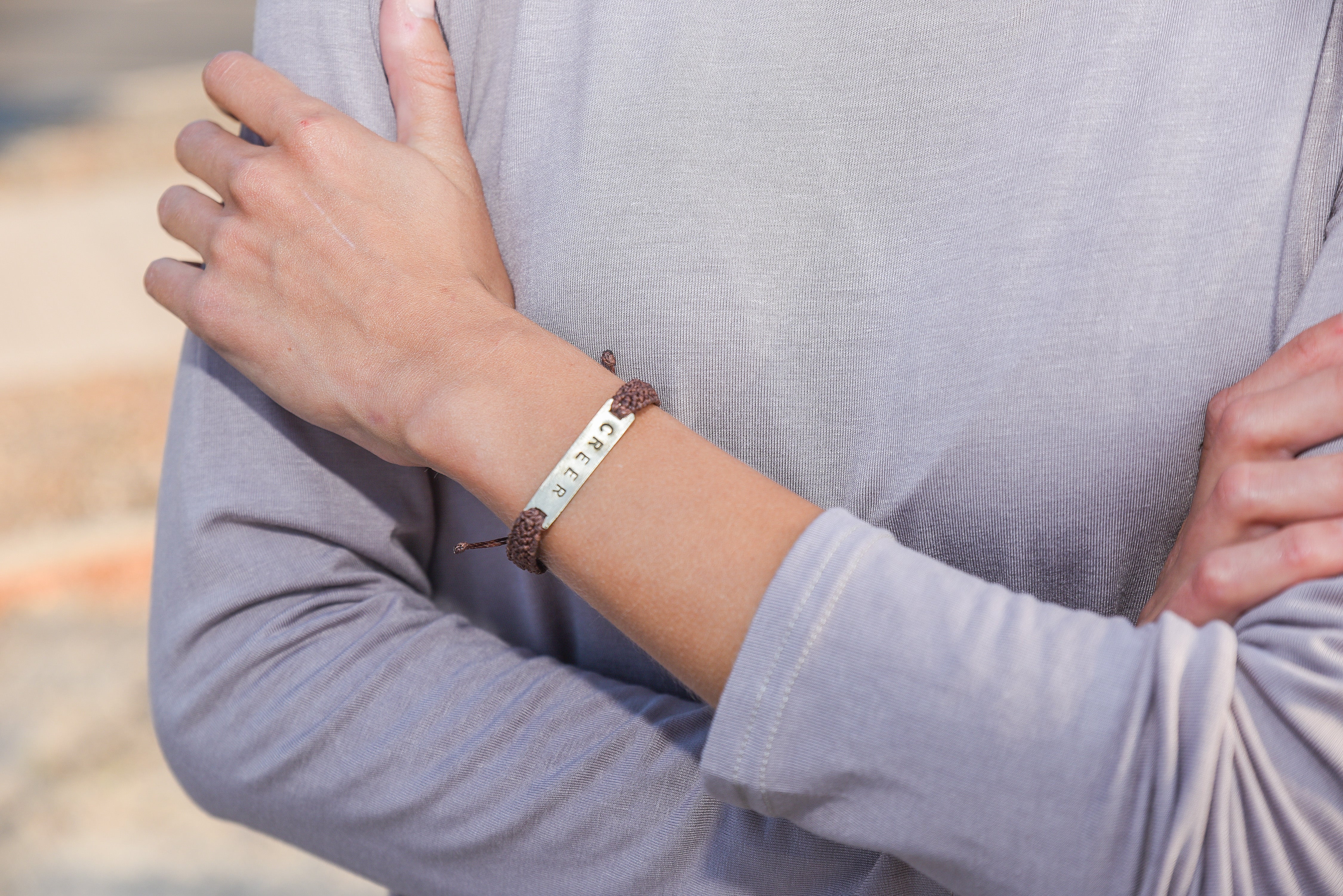 PULSERA MACRAME PLACA ALPACA CAFE