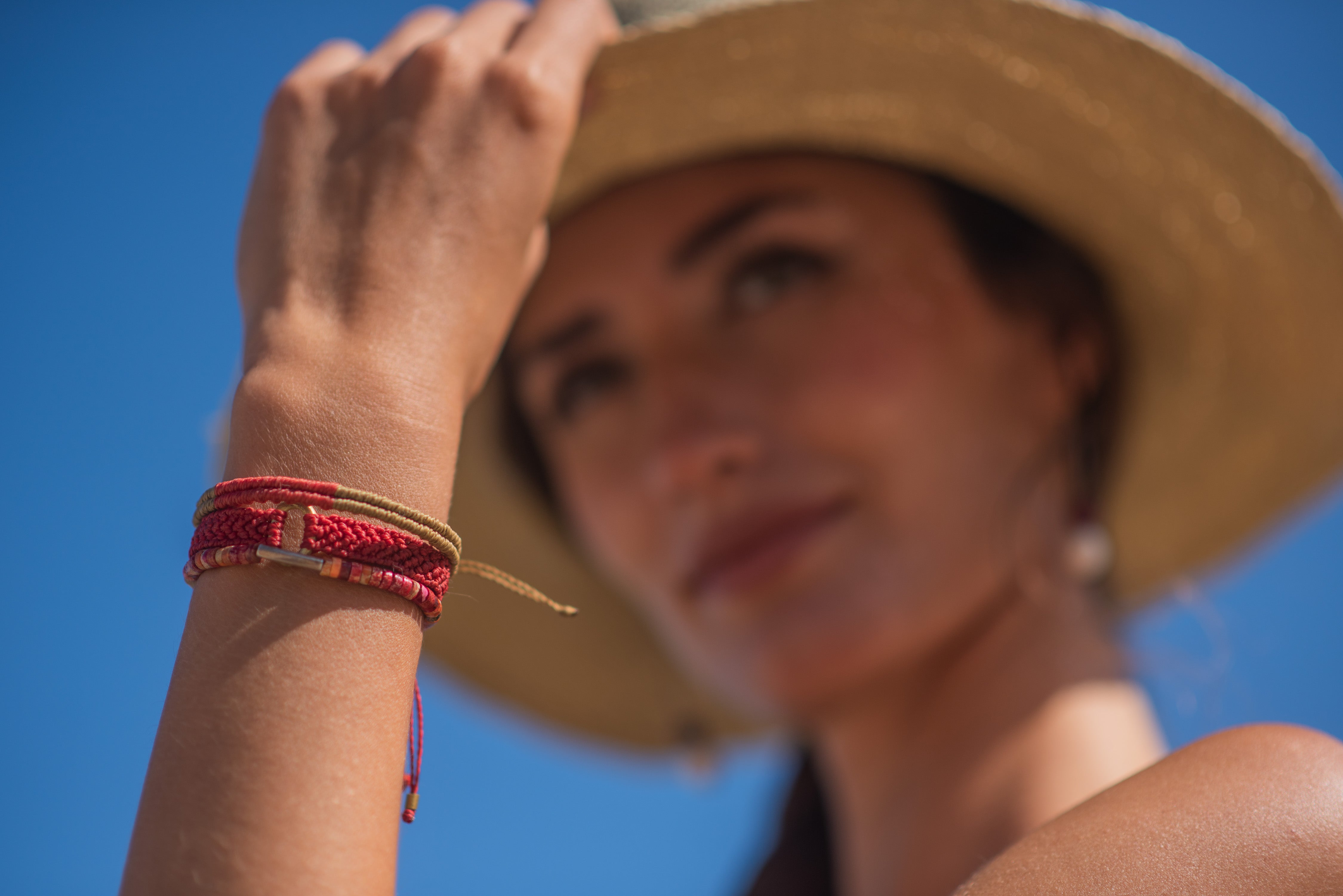 PULSERA MACRAME TEJIDA BEIGE