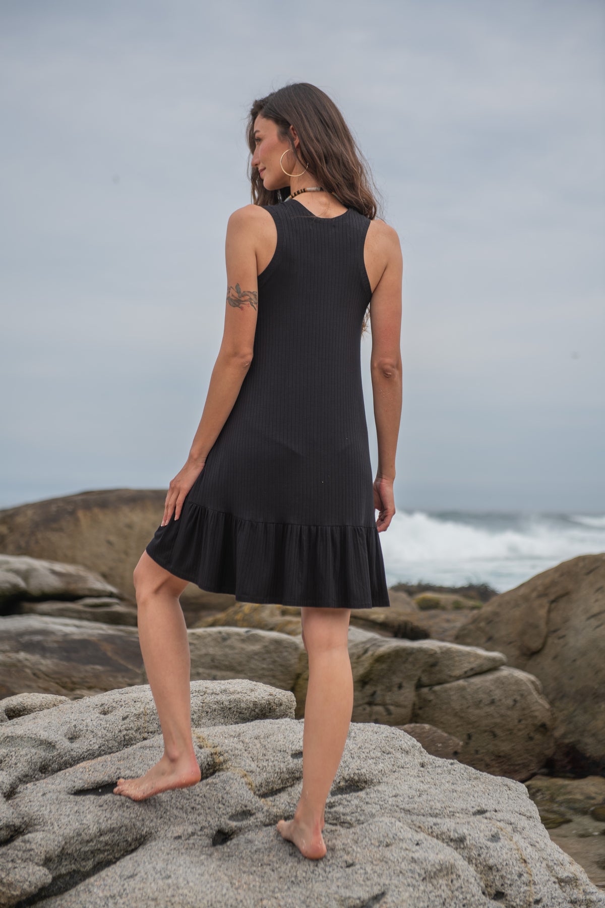 VESTIDO VUELO CORTO CANUTÓN NEGRO