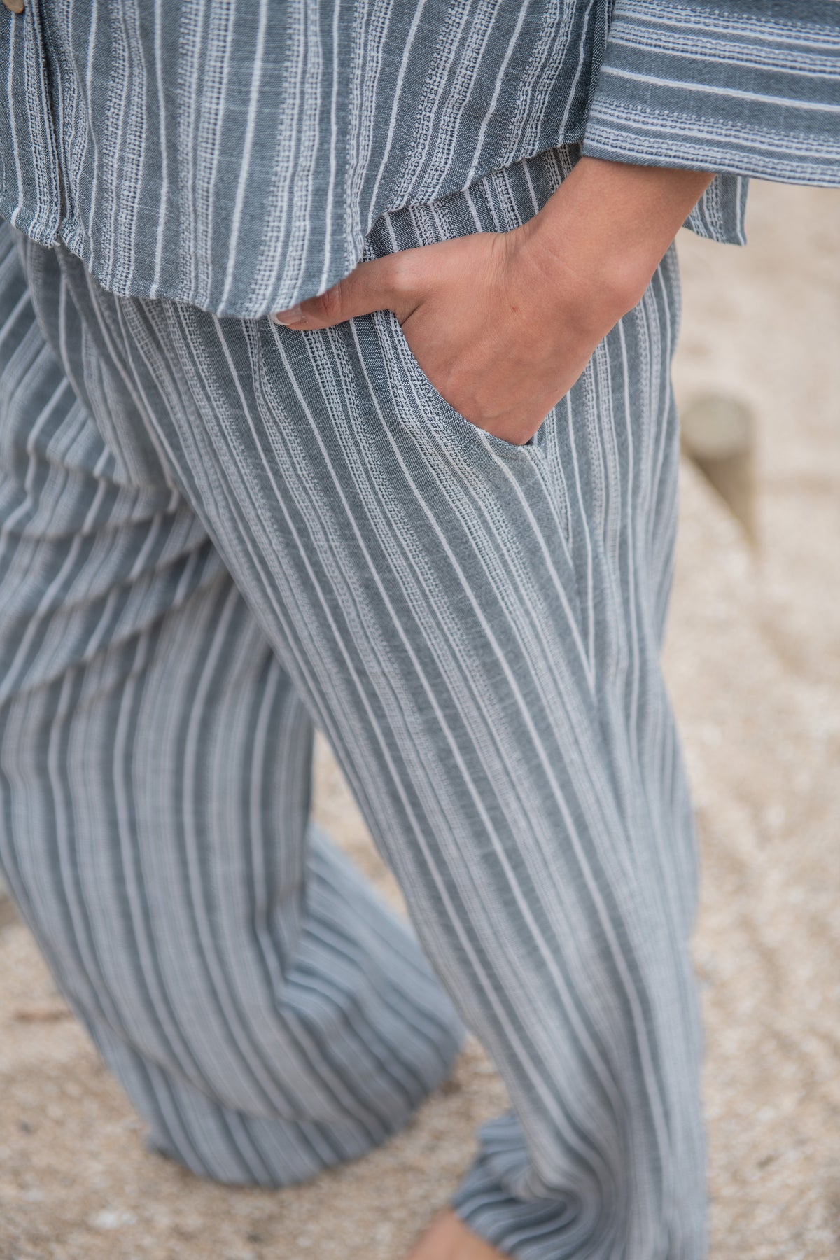 PANTALÓN RAYADO NEGRO