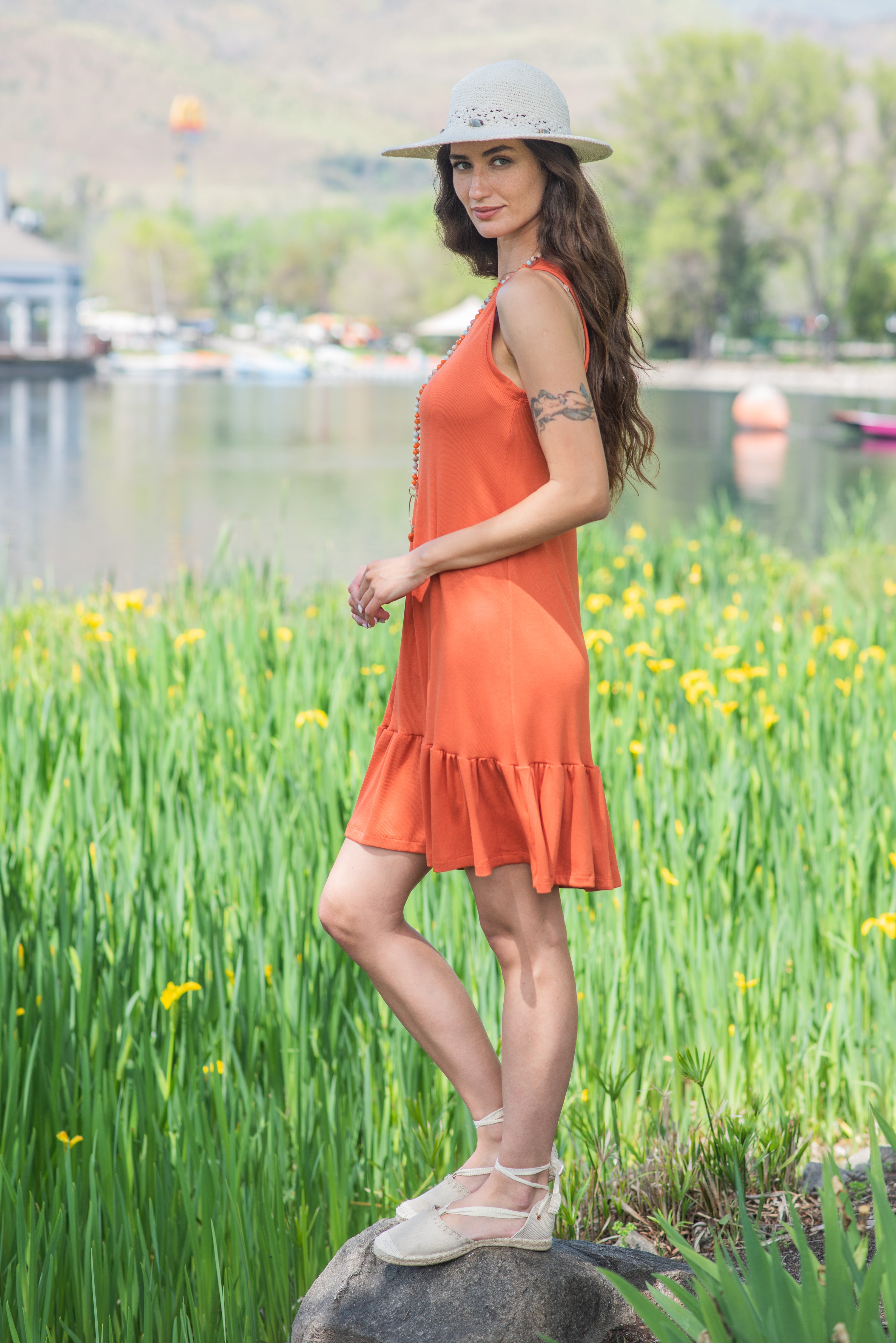 VESTIDO VUELO CORTO CANUTÓN LADRILLO