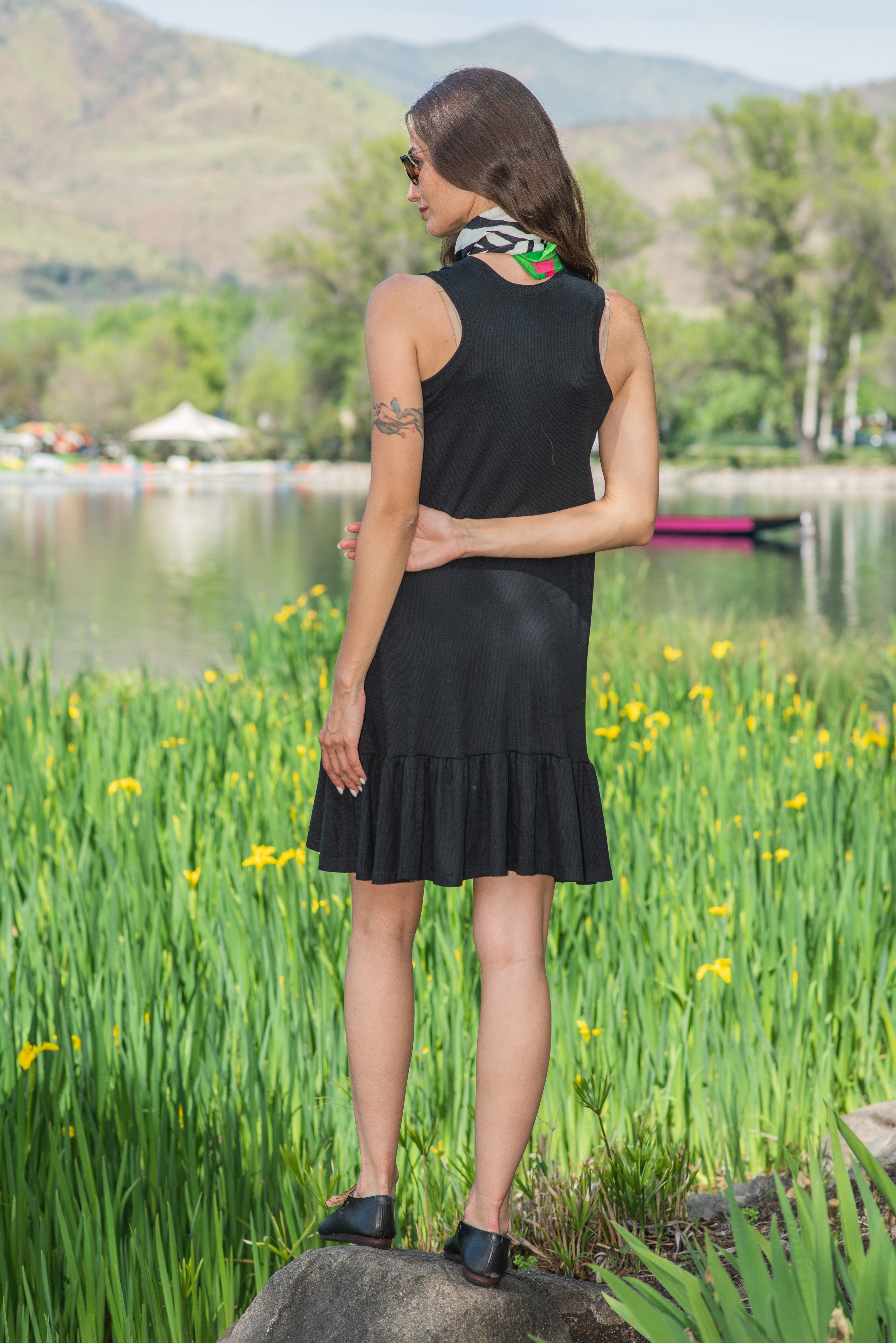 VESTIDO VUELO CORTO CANUTÓN NEGRO