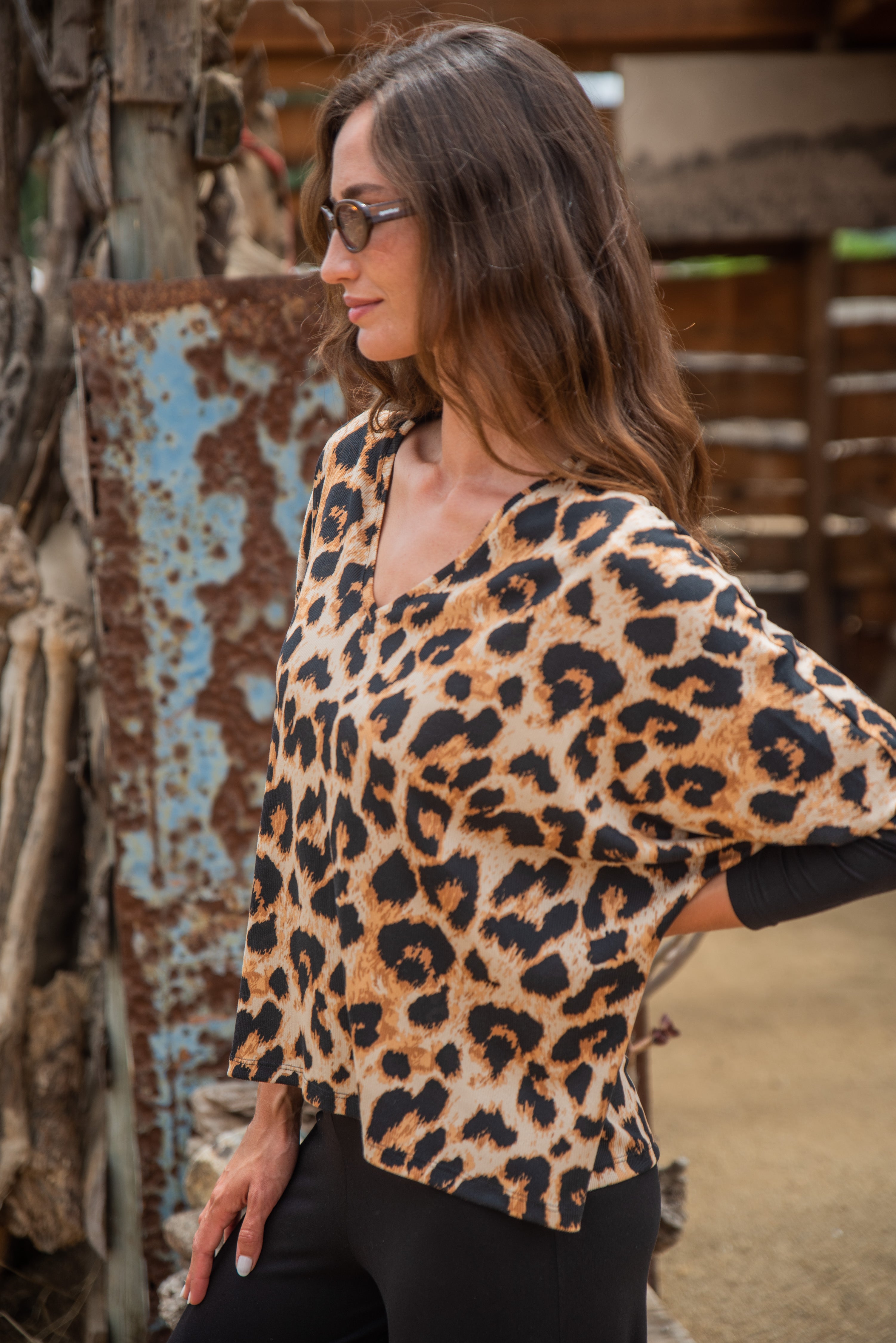 POLERA LUZ ESTAMPADO LEOPARDO