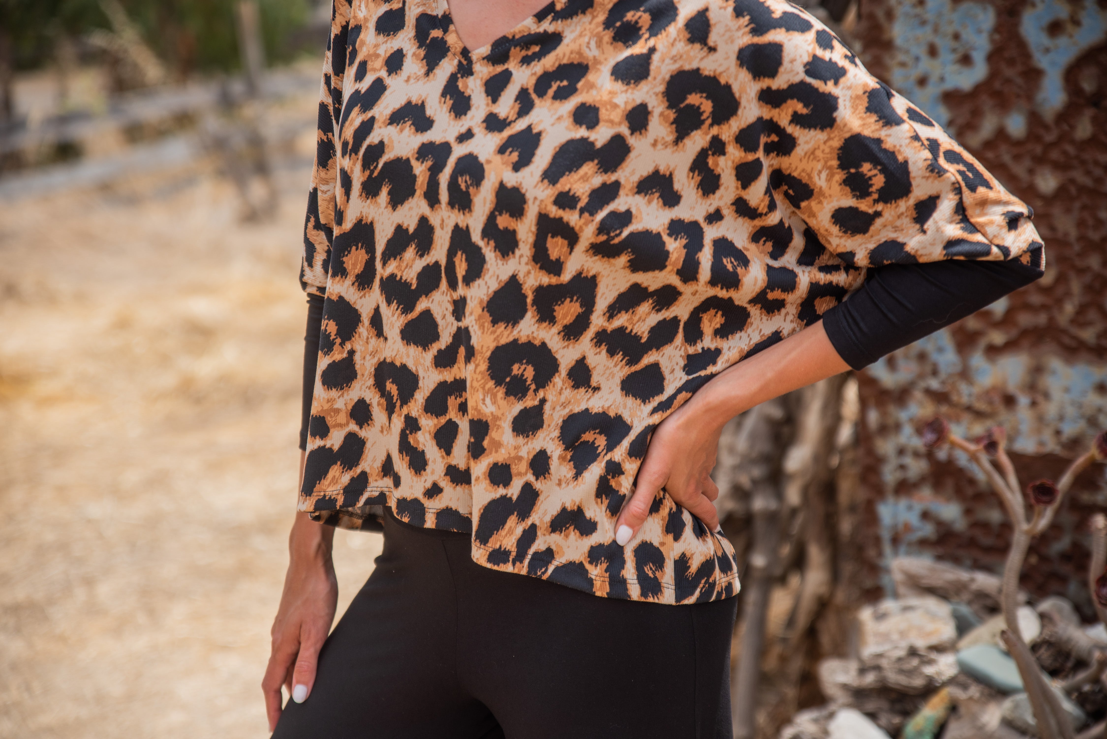 POLERA LUZ ESTAMPADO LEOPARDO