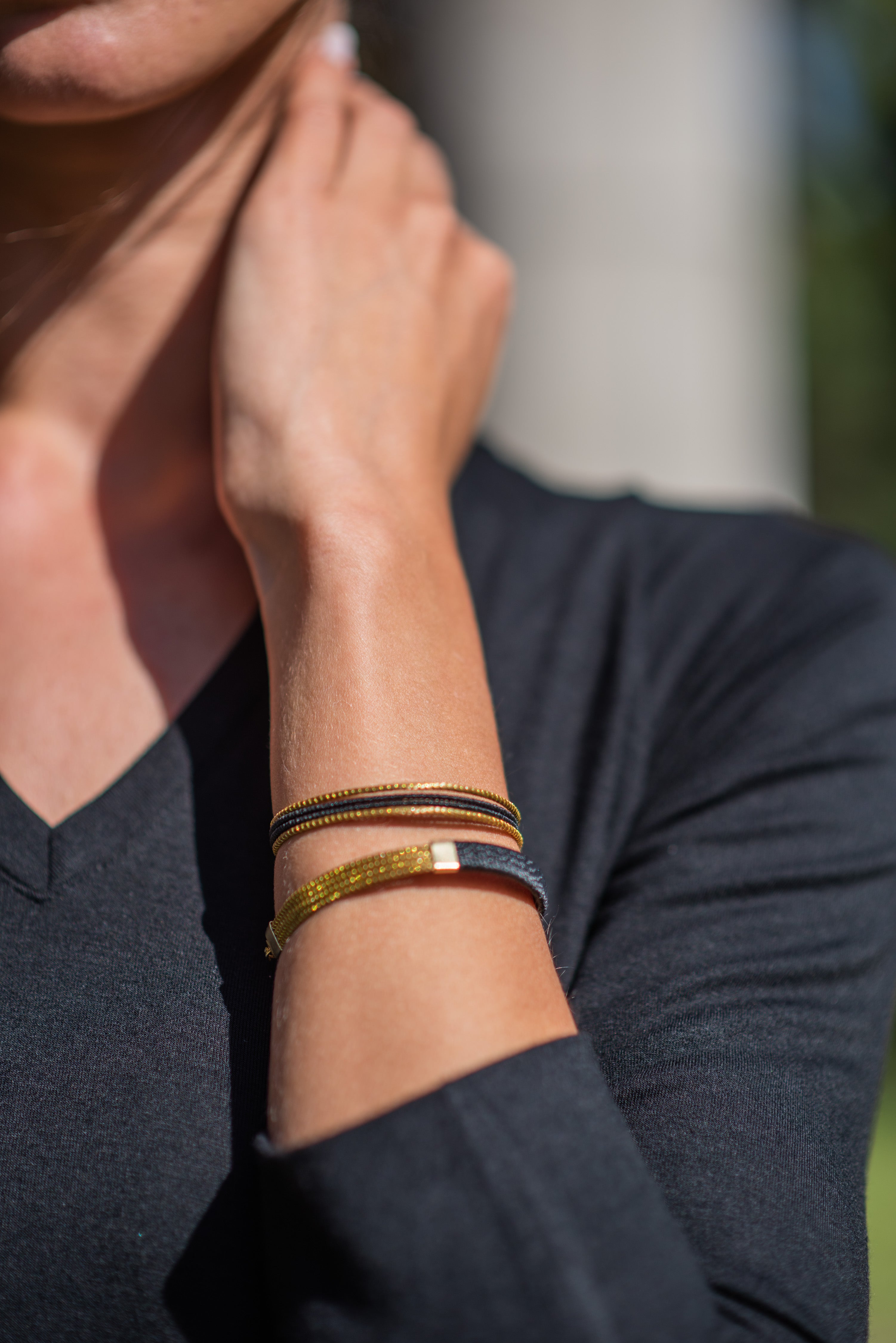 PULSERA NEGRO - DORADO