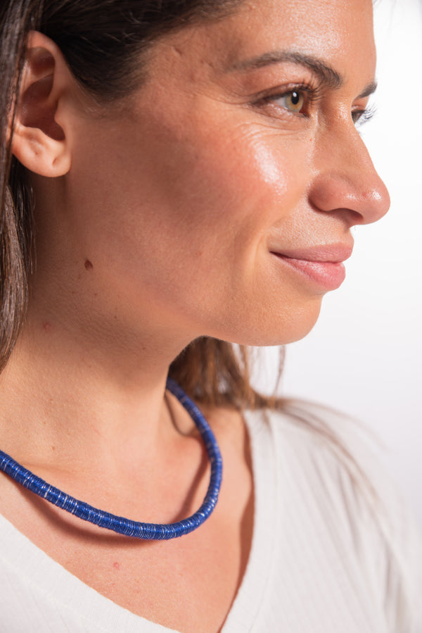 COLLAR EMBARRILADO AZUL