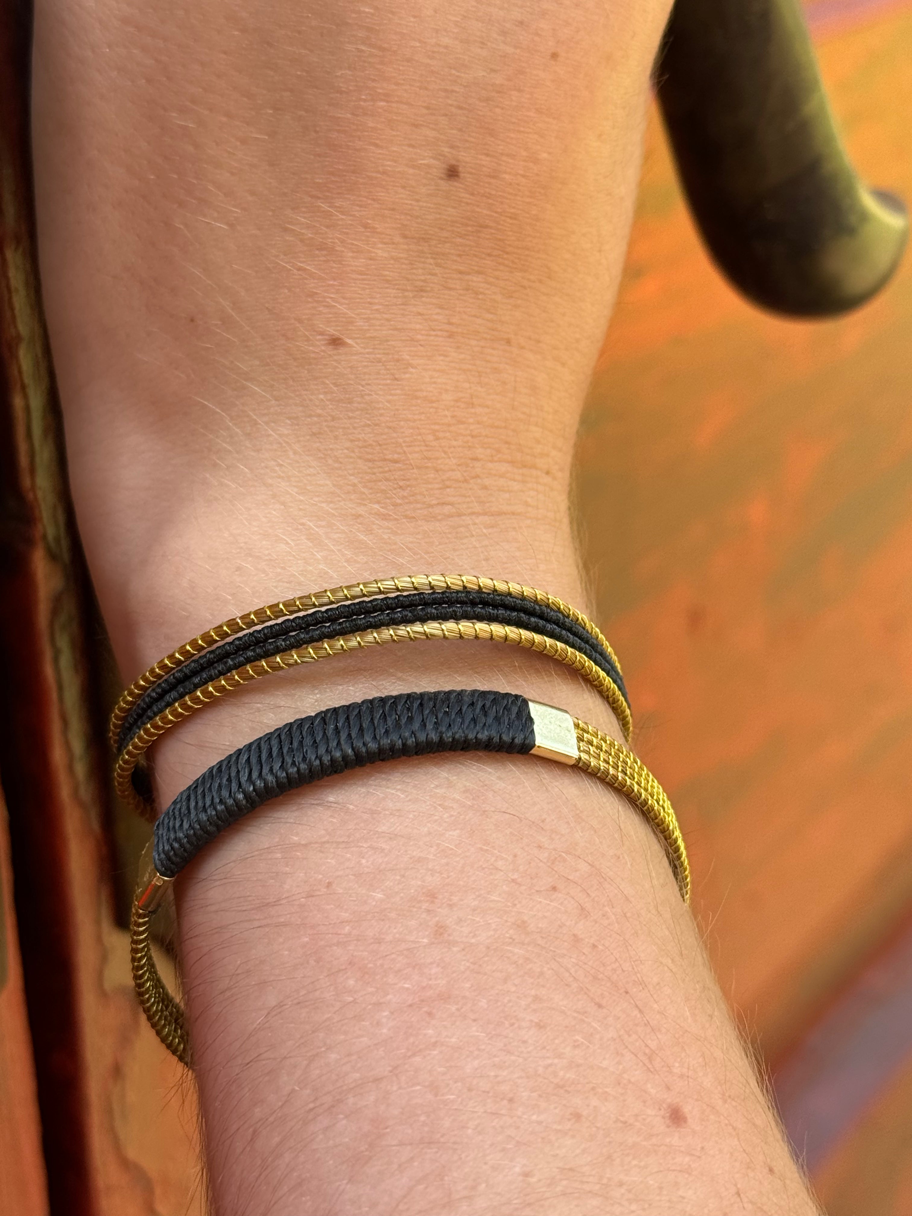 PULSERA NEGRO - DORADO