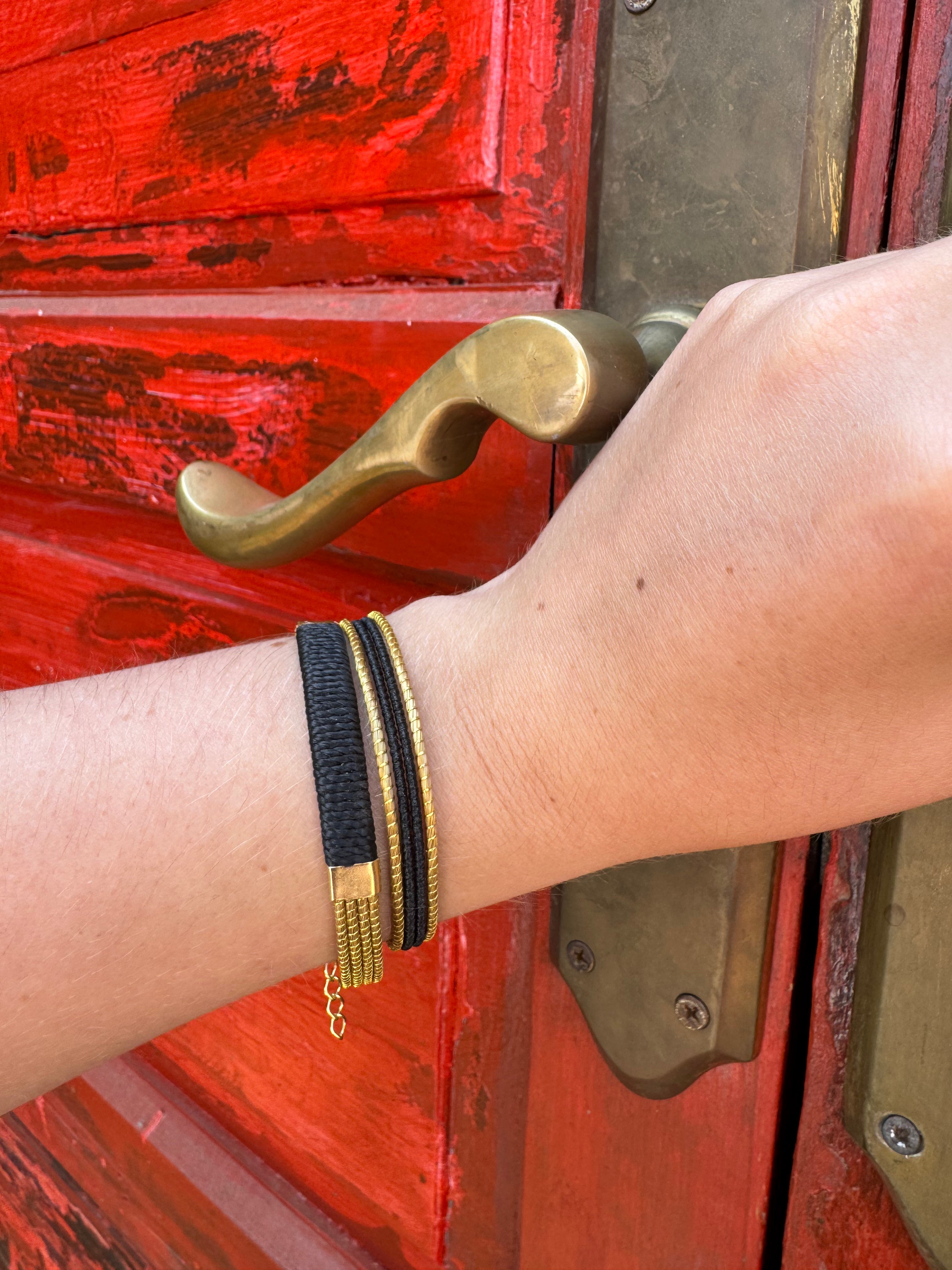 PULSERA NEGRO - DORADO