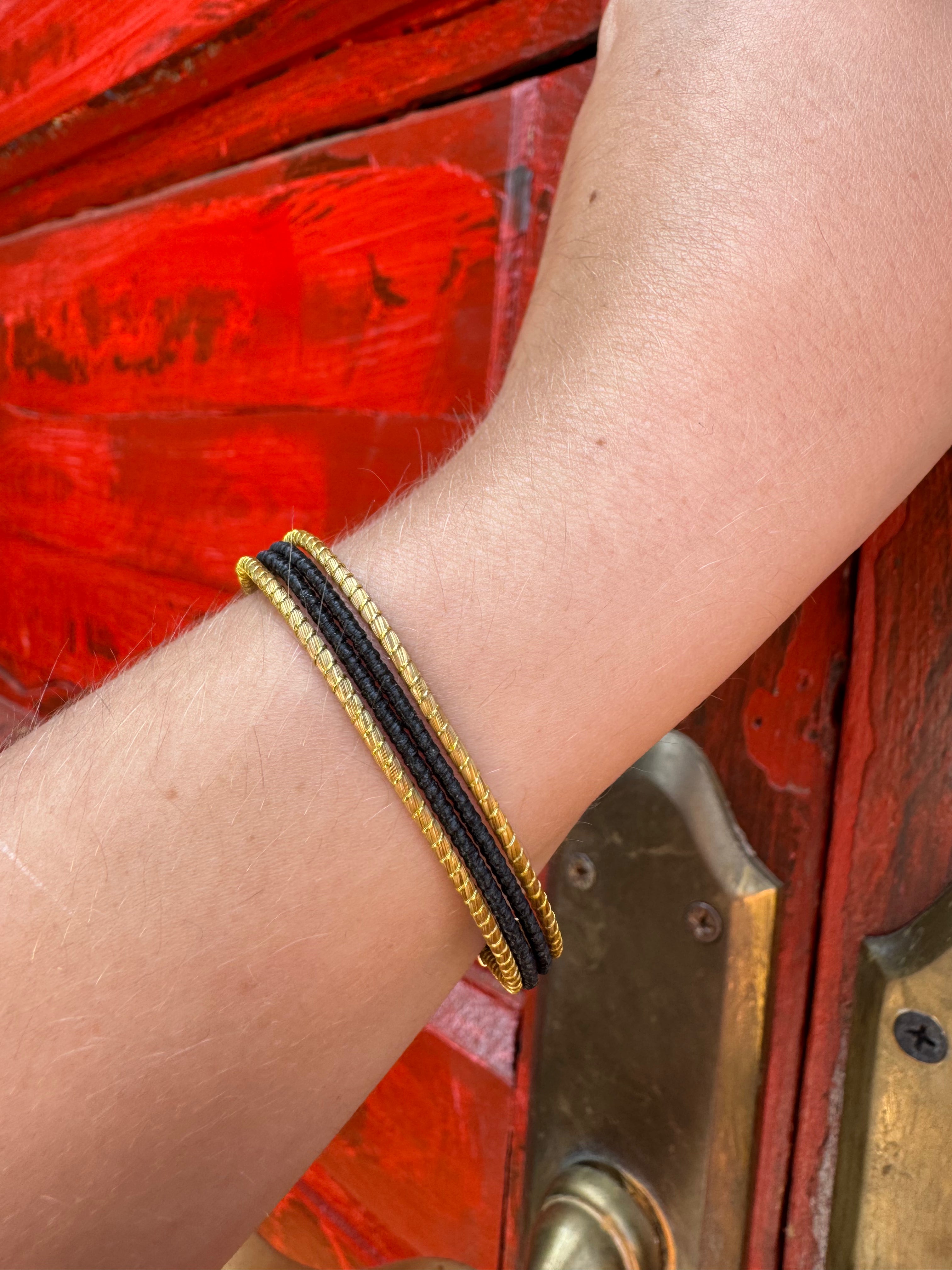 PULSERA NEGRO - DORADO