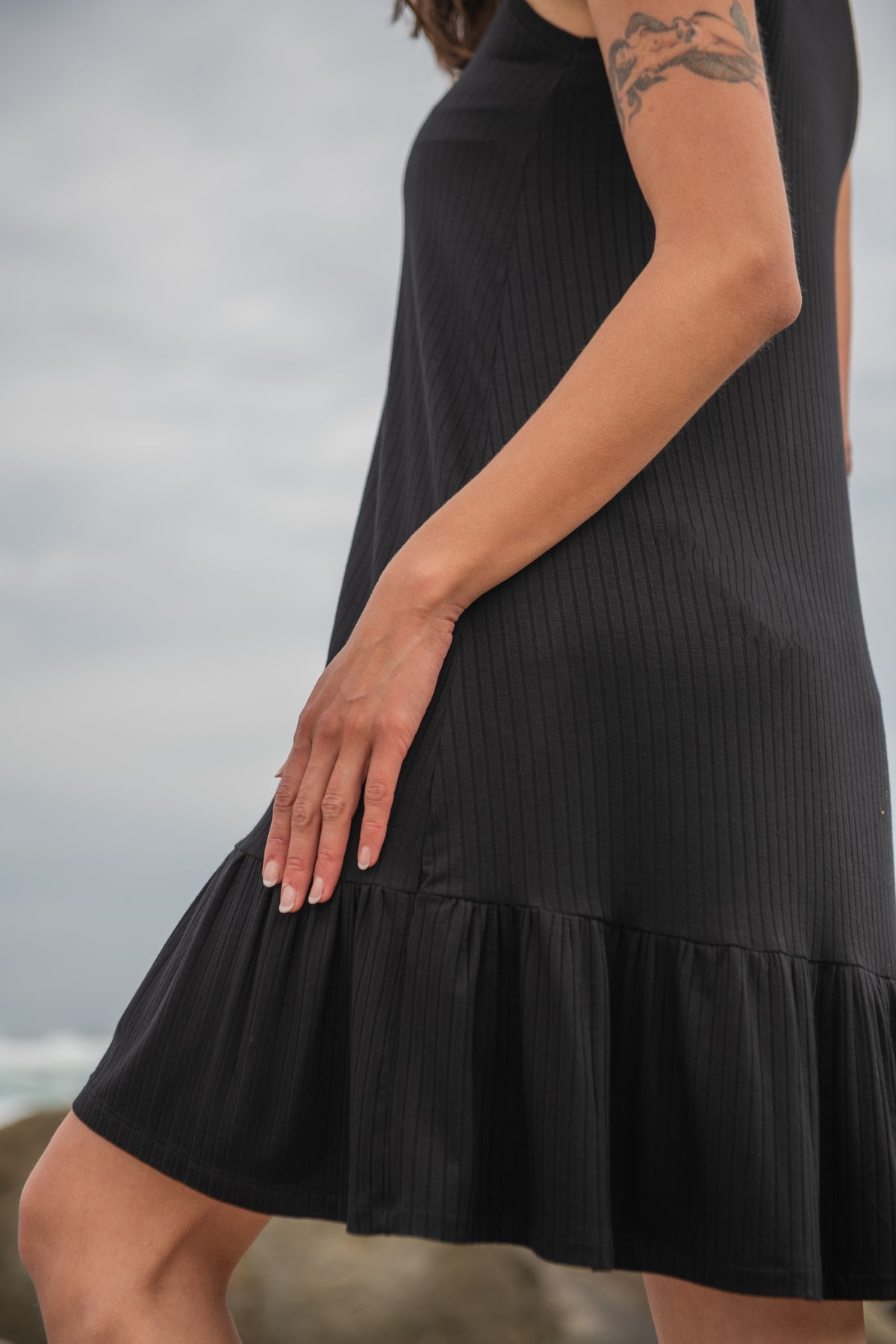 VESTIDO VUELO CORTO CANUTÓN NEGRO